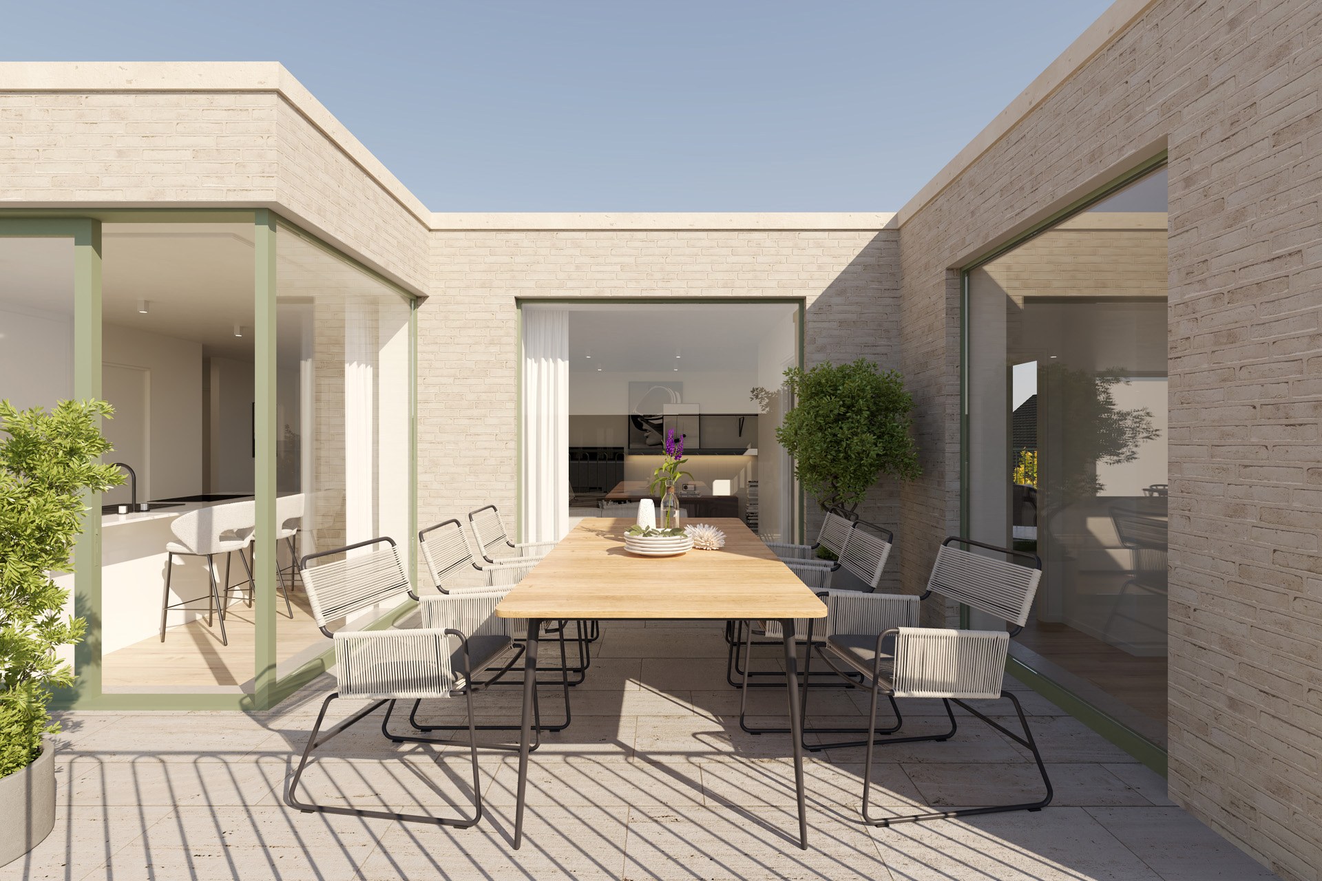 Zonnig privéterras tussen de lichte gevels